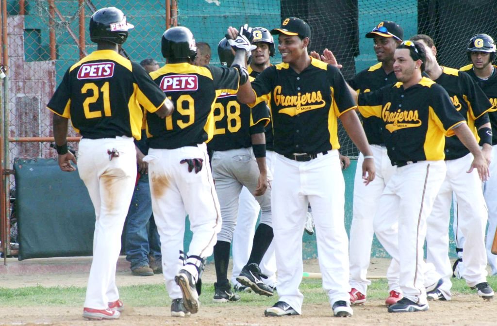 El cubano Josmanny Guerra es felicitado por sus compañeros 